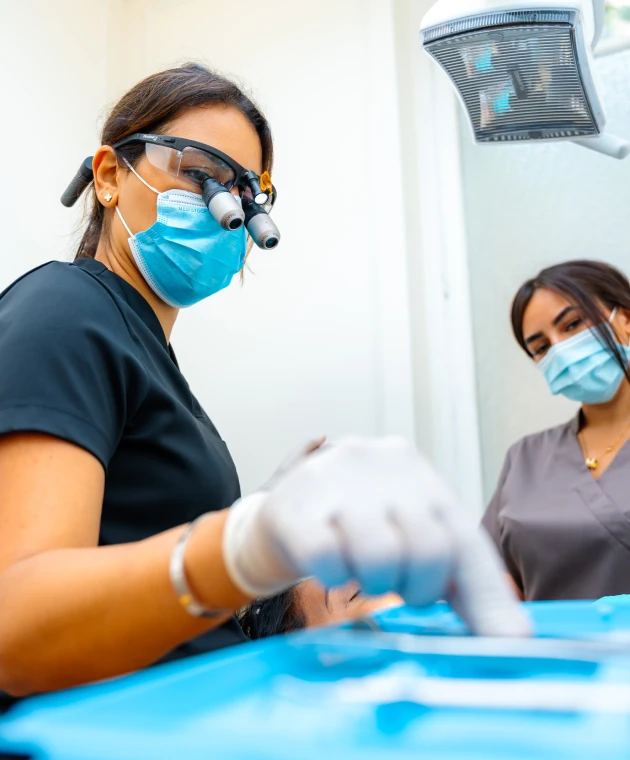 Dr Cyrine KHEDHIRI au cabinet dentaire Mirabeau Paris