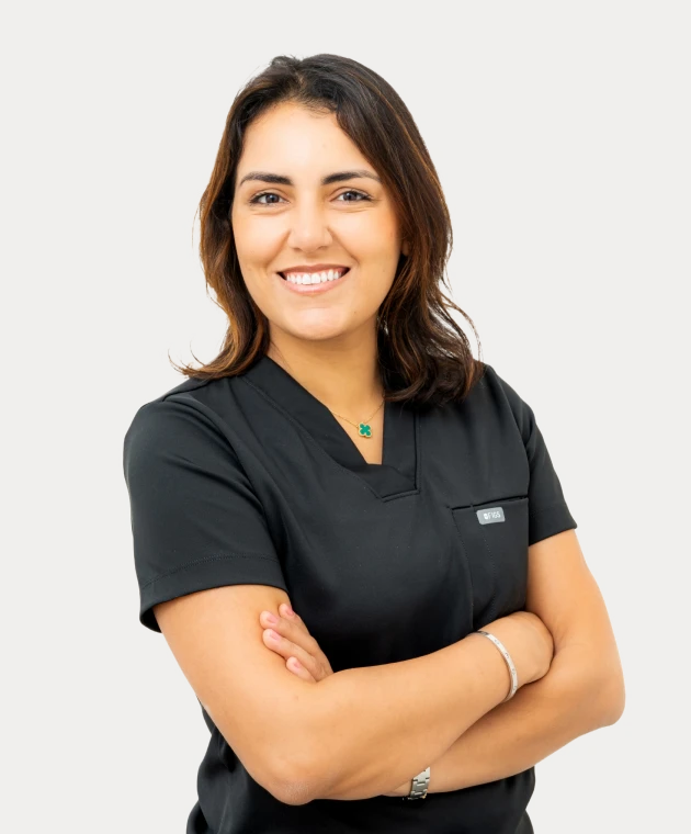 Dr Cyrine KHEDHIRI au cabinet dentaire Mirabeau Paris