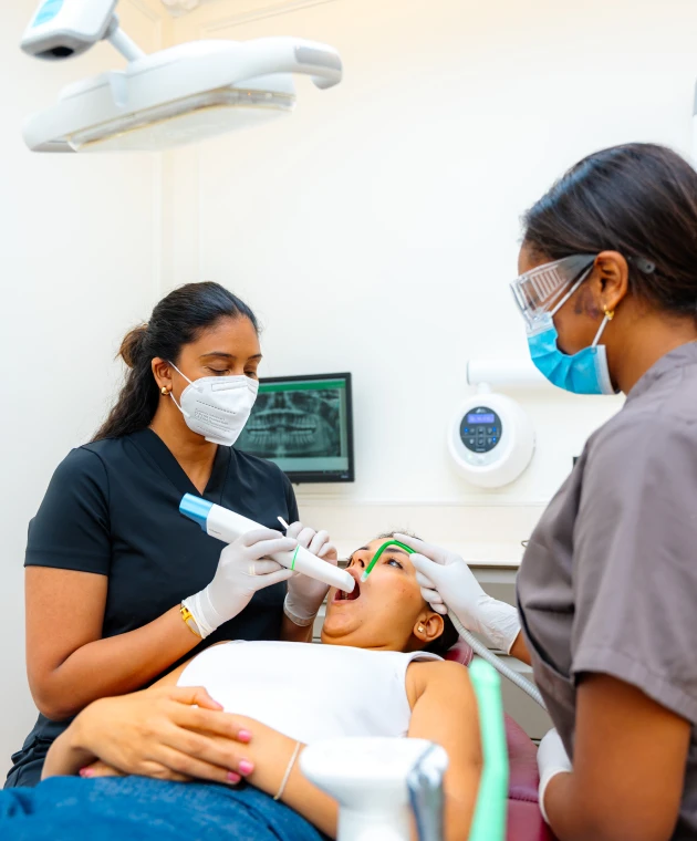 Dr Janani TAMODARIN au cabinet dentaire Mirabeau Paris