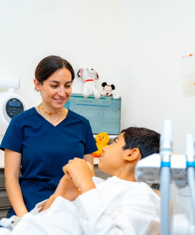 Dr Lucie MEKIES au cabinet dentaire Mirabeau Paris