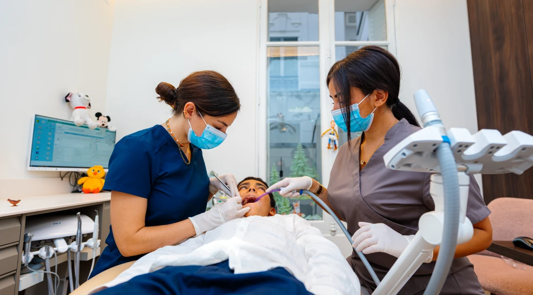 Prévention des caries chez l’enfant : conseils du cabinet dentaire Mirabeau Paris